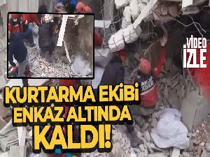 Kurtarma ekibinin enkaz altında kaldığı anlar kameraya yansıdı