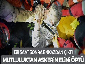 138 saat sonra enkazdan çıktı, umutla elini salladı, askerin elini öptü