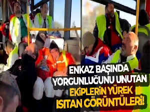 Enkaz başında yorgunluğunu unutan ekiplerin yürek ısıtan görüntüleri