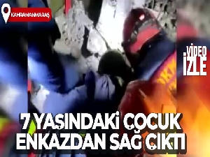 Kırgız arama kurtarma ekibi, 7 yaşındaki çocuğu enkazdan sağ çıkardı