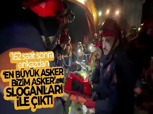 162 saat sonra enkazdan çıktı, 'En büyük asker bizim asker' sloganlarıyla teşekkür etti