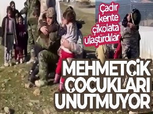 Mehmetçik'ten depremzede çocuklara çikolata