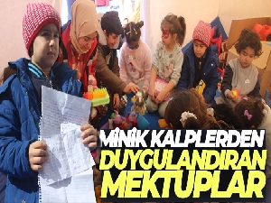 Kendi oyuncaklarını yazdıkları notlarla depremzede çocuklara gönderiyorlar