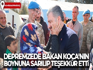 Depremzede yaşlı kadın Bakan Koca'nın boynuna sarılıp teşekkür etti