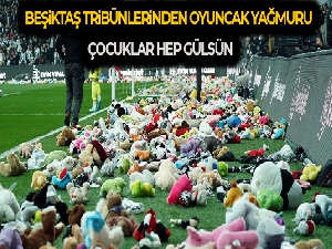 Beşiktaş tribünlerinden oyuncak yağmuru