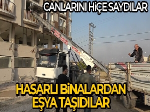 Ölümü göze alıp, hasarlı binalardan eşya taşıdılar