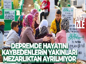 Depremde hayatını kaybedenlerin yakınları mezarlıktan ayrılmıyor