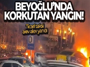 Beyoğlu'nda ticari taksinin alev alev yandığı anlar cep telefonu kamerasında