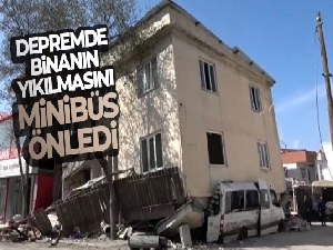 Depremde binanın yıkılmasını minibüs önledi