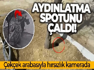 Çekçek arabasıyla aydınlatma spotu hırsızlığı kamerada