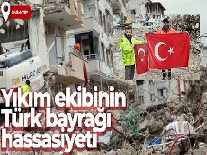 Yıkım ekibinin Türk bayrağı hassasiyeti
