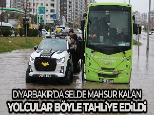 Diyarbakır'da selin ortasında mahsur kalan yolcuları vatandaş tahliye etti