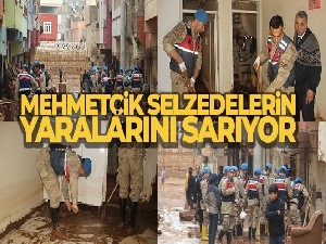 Mehmetçik selzedelerin yaralarını sarıyor