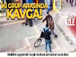İki grup arasında çıkan kavgada bisiklet sayesinde bıçak darbesi almaktan kurtuldu
