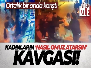 İstanbul'da kadınların omuz atma kavgası kamerada