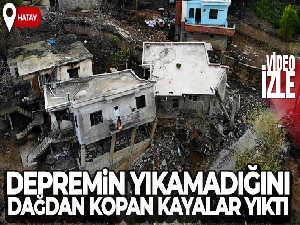 Depremin yıkamadığını dağdan kopan kayalar yıktı