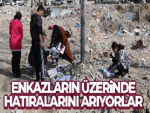 Enkazların üzerinde hatıralarını arıyorlar