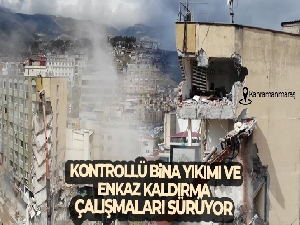 Toza aldırış etmeden cep telefonlarıyla enkaz çalışmasını görüntülediler