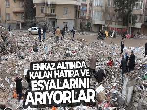 Enkaz altında kalan hatıra ve eşyalarını arıyorlar