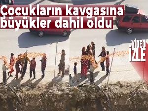 Bursa'da çocukların kavgasına büyükler dahil oldu, kavga anı kamerada