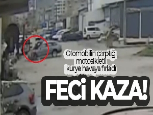 Otomobilin çarptığı motosikletli kurye havaya fırladı