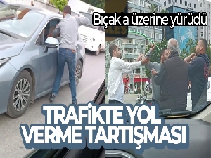 Trafikte yol verme tartışmasında bıçaklı saldırı cep telefonu kamerasında