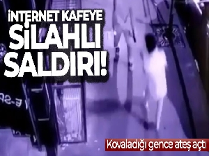 İnternet kafeye silahlı saldırı kameraya yansıdı: Kovaladığı gence ateş açtı