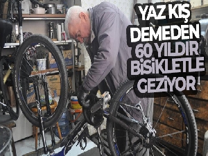 Yaz kış demeden 60 yıldır bisikletle geziyor