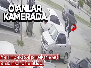 O anlar kamerada: Yanındaki şahsı tekmeledi, aracın önüne atladı