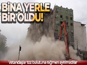 Bina saniyeler içinde yerle bir oldu: Vatandaşlar toz bulutuna rağmen ayrılmadılar