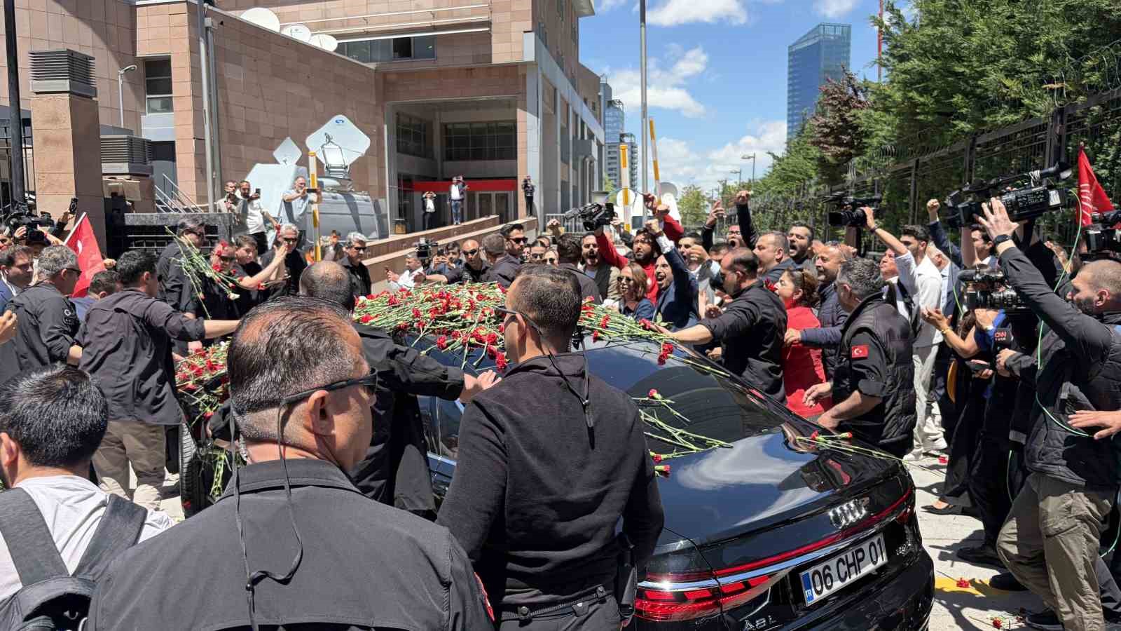 chp-genel-baskani-kilicdaroglu-genel-merkez-de-ciceklerle-karsilandi