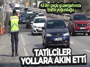 Tatilciler yollara akın etti, 43 ilin geçiş güzergahında trafik yoğunluğu