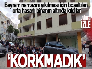 Bayram namazını yıkılması için boşaltılan orta hasarlı binanın altında kıldılar
