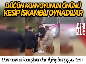 Düğün konvoyunun önünü kestiler, iskambil oynayıp bahşiş aldılar