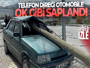 Telefon direği otomobile ok gibi saplandı