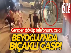 Beyoğlu'nda bıçaklı gasp kameraya yansıdı: Gençleri dövüp telefonunu çaldı