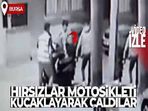 Bursa'da hırsızlar motosikleti kucaklayarak çaldılar