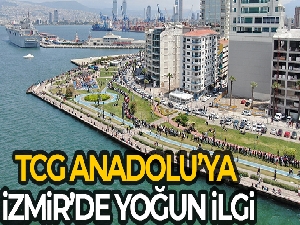 TCG Anadolu'ya ilgi İzmir trafiğini kilitledi: Bakan Kasapoğlu araçtan inip yürüdü
