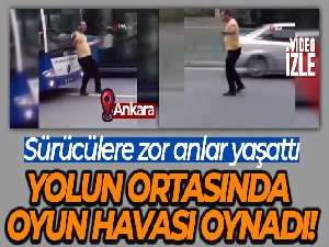 Yolun ortasında oyun havası oynadı, sürücülere zor anlar yaşattı