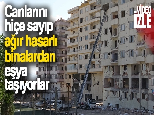 Canlarını hiçe sayıp ağır hasarlı binalardan eşya taşıyorlar