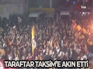 Galatasaraylı taraftarlar Taksim'i bayram yerine çevirdi