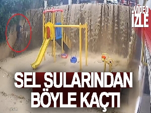 Samsun'da sel sularından kaçma anı kamerada