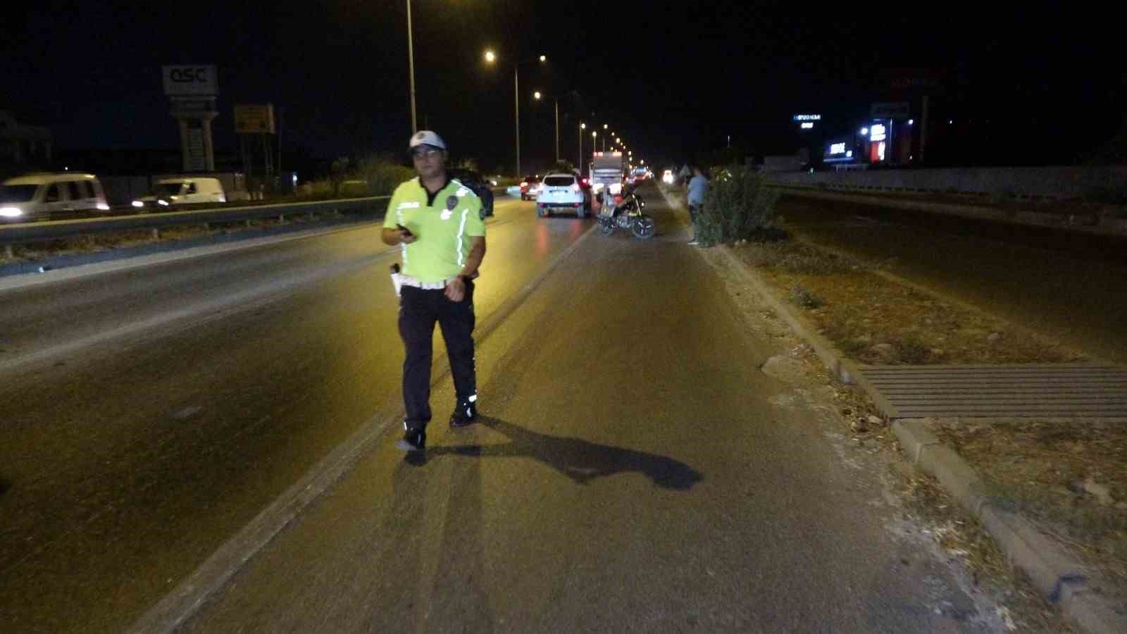 manavgat-ta-motosiklet-yayaya-carpti-1-i-agir-2-yarali