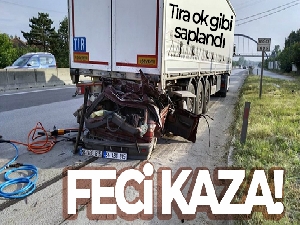 D-650'de feci kaza, tıra ok gibi saplandı: 1 ölü