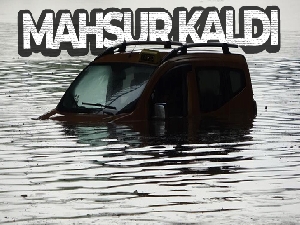 Samsun'da taksici selde aracıyla suyun içinde mahsur kaldı