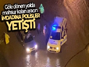 Göle dönen yolda mahsur kalan aracın imdadına trafik polisleri yetişti