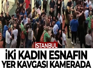 İstanbul'da iki kadın esnafın yer kavgası kamerada