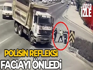 Kamyonu fark etmeyen genci polis kurtardı, ölümden kurtuluş kameraya yansıdı