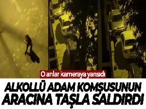 Alkollü adam komşusunun aracına taşla saldırdı, o anlar kameraya yansıdı
