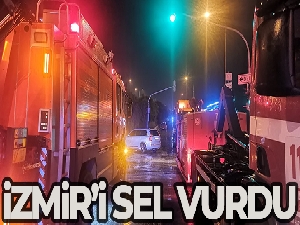 İzmir'i sel vurdu: Araçlar suya gömüldü, yol trafiğe kapatıldı